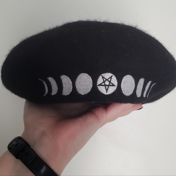 Disturbia - Lunar Embroidered Beret - Picture 6 of 8